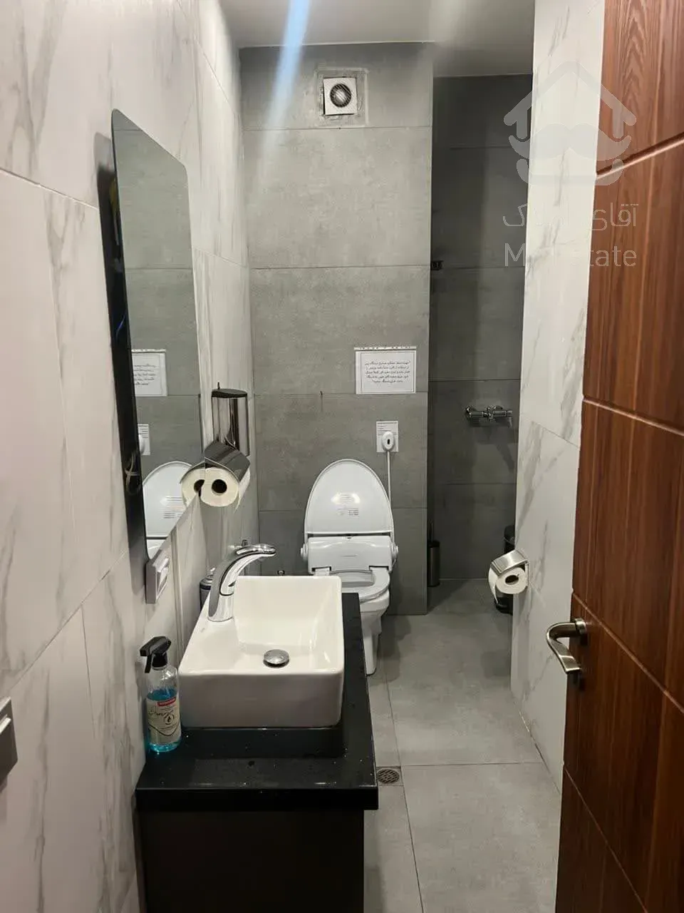 اجاره موقعیت اداری        200 متر        بخارست