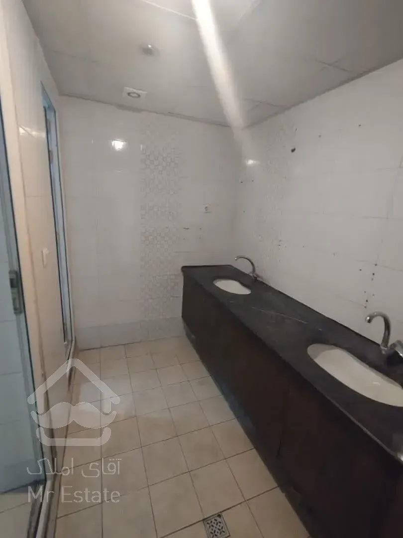 اجاره سنداداری        2526 متر        بخارست