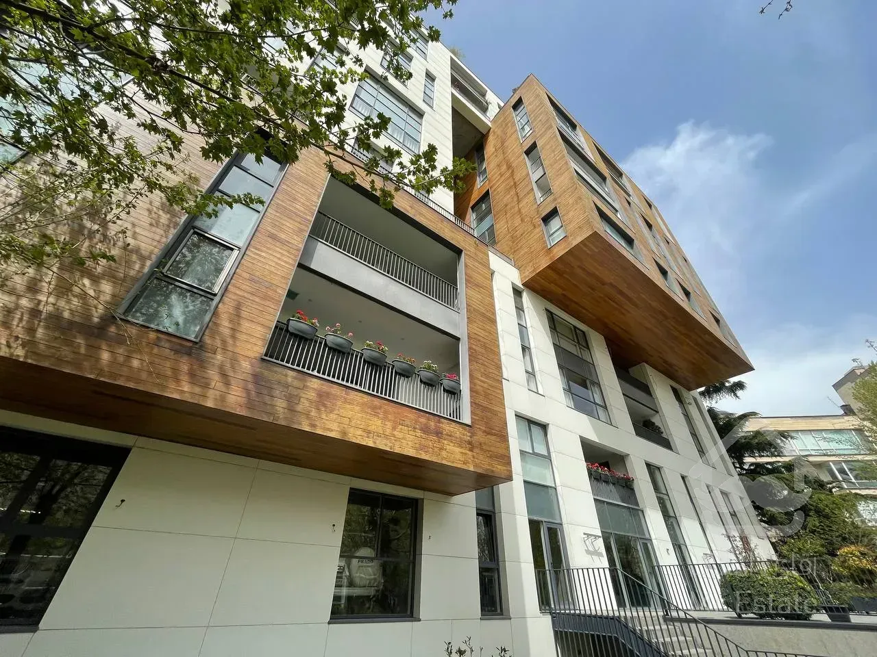 فروش آپارتمان 260 متری در زعفرانیه