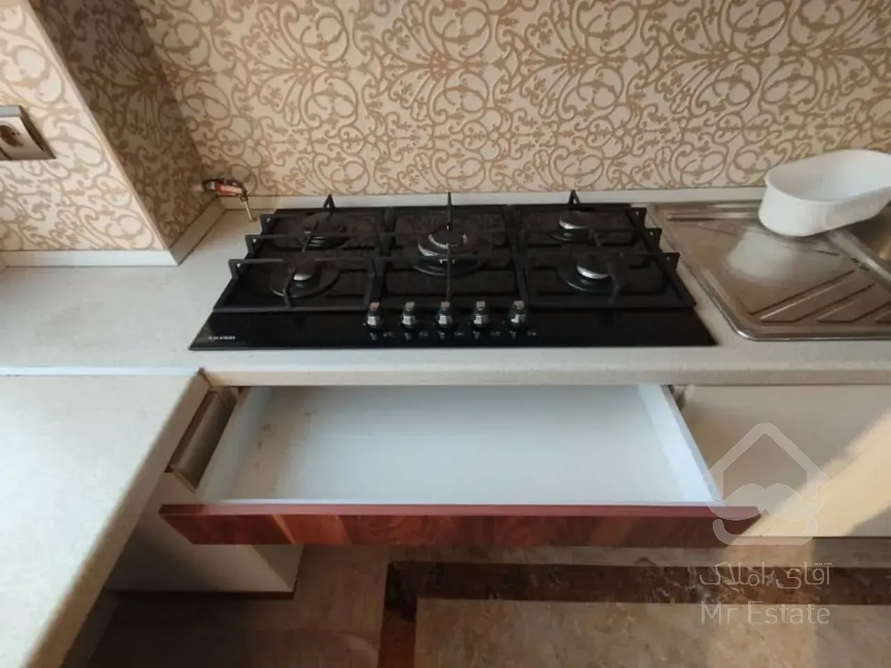 اجاره مسکونی      150 متر       میرزای شیرازی