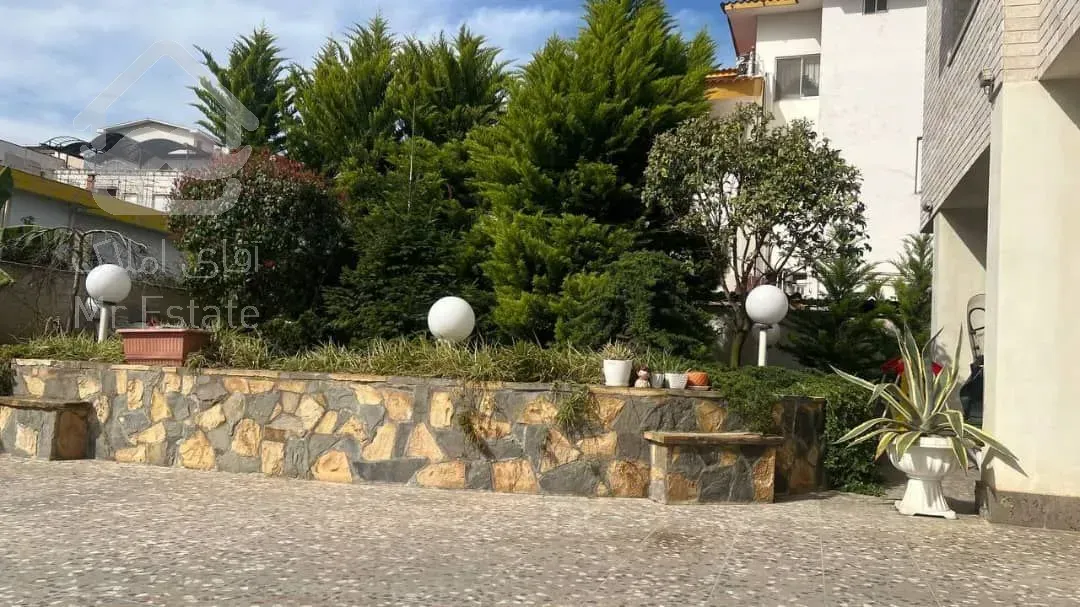 آپارتمان ویلا سه واحدی شیک مبله با پارکینگ وانباری ودسترسی عالی به دریا در منطقه خوب چالوس