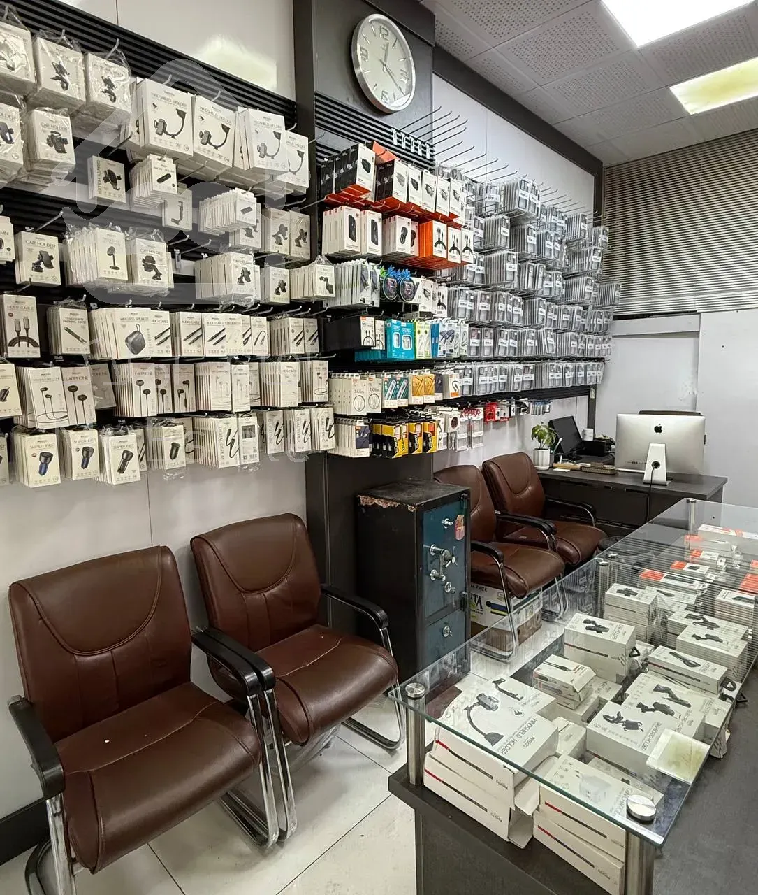 مغازه موبایل فروشی و کامپیتور