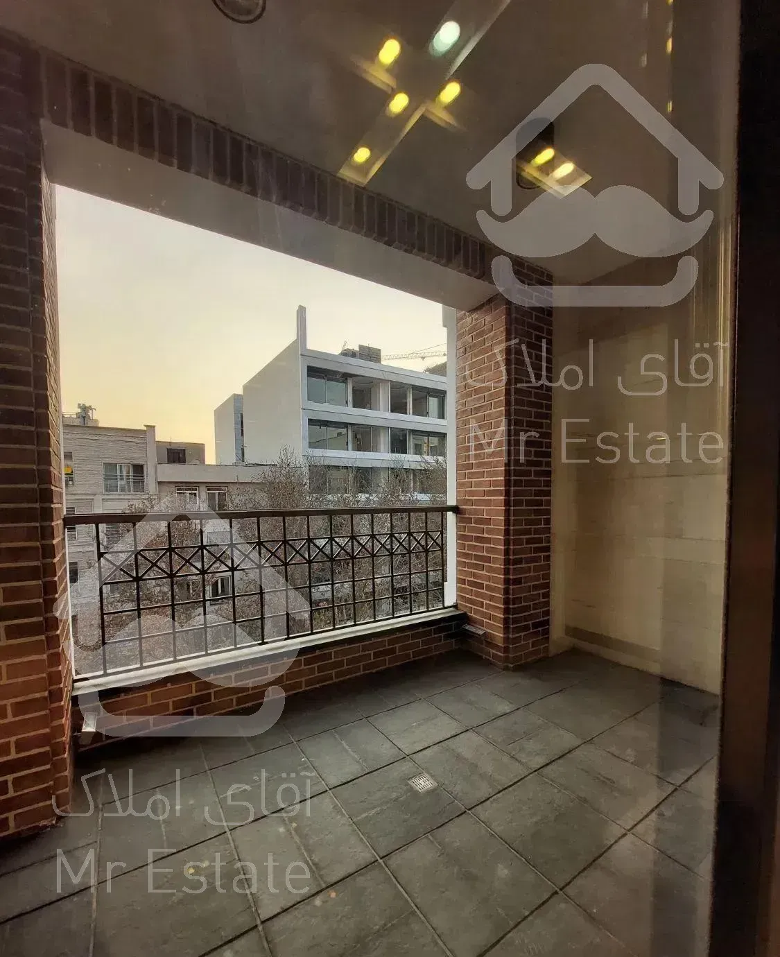 آپارتمان ۳۰۰ متر سه خواب  کلید نخورده