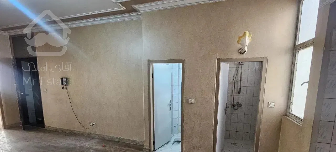 میدان انقلاب ۵۲ متر تک‌ خوابه