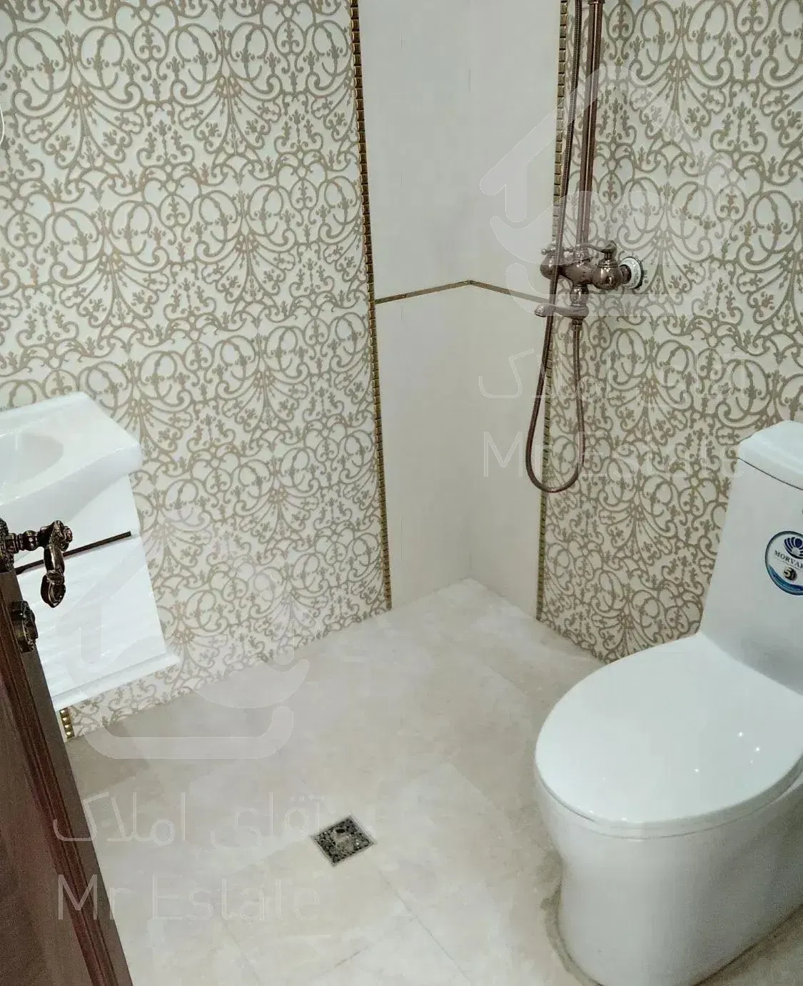 نوساز ۱۴۲ متری ۳ خوابه فلکه اول