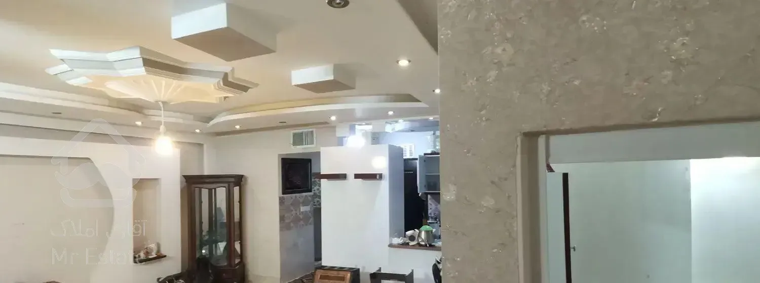 آپارتمان همکف با پارکینگ اختصاصی و طبقه سوم فروشی