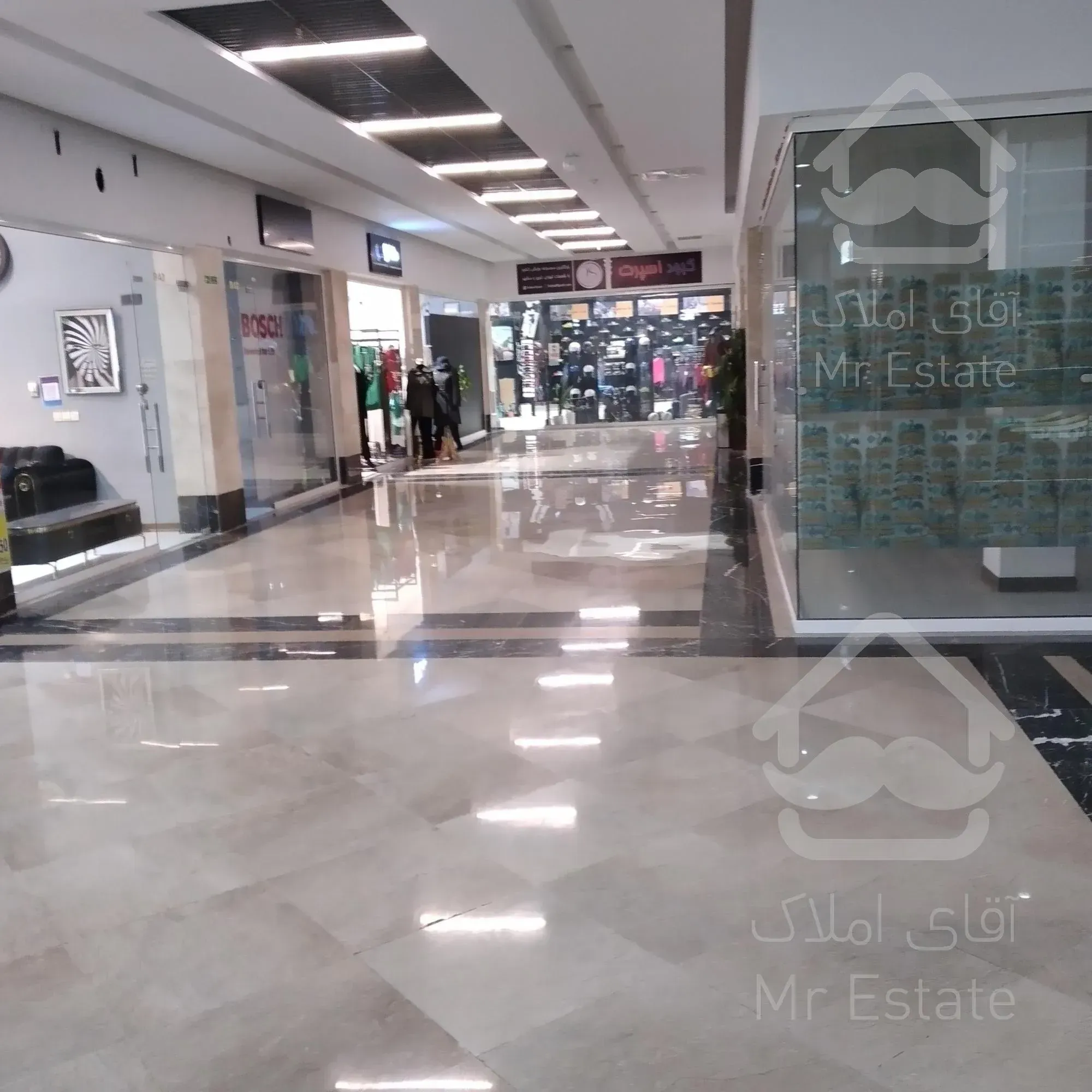 ۴۶ متر مجتمع تجاری دم دریاچه