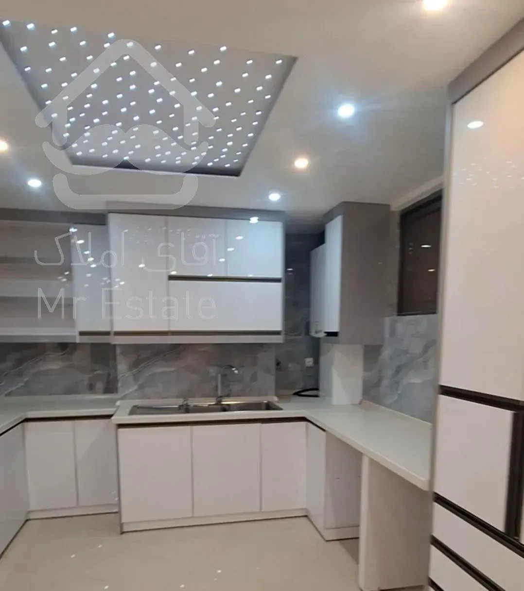 حیاط اختصاصی باغ دریاچه ۳ خواب