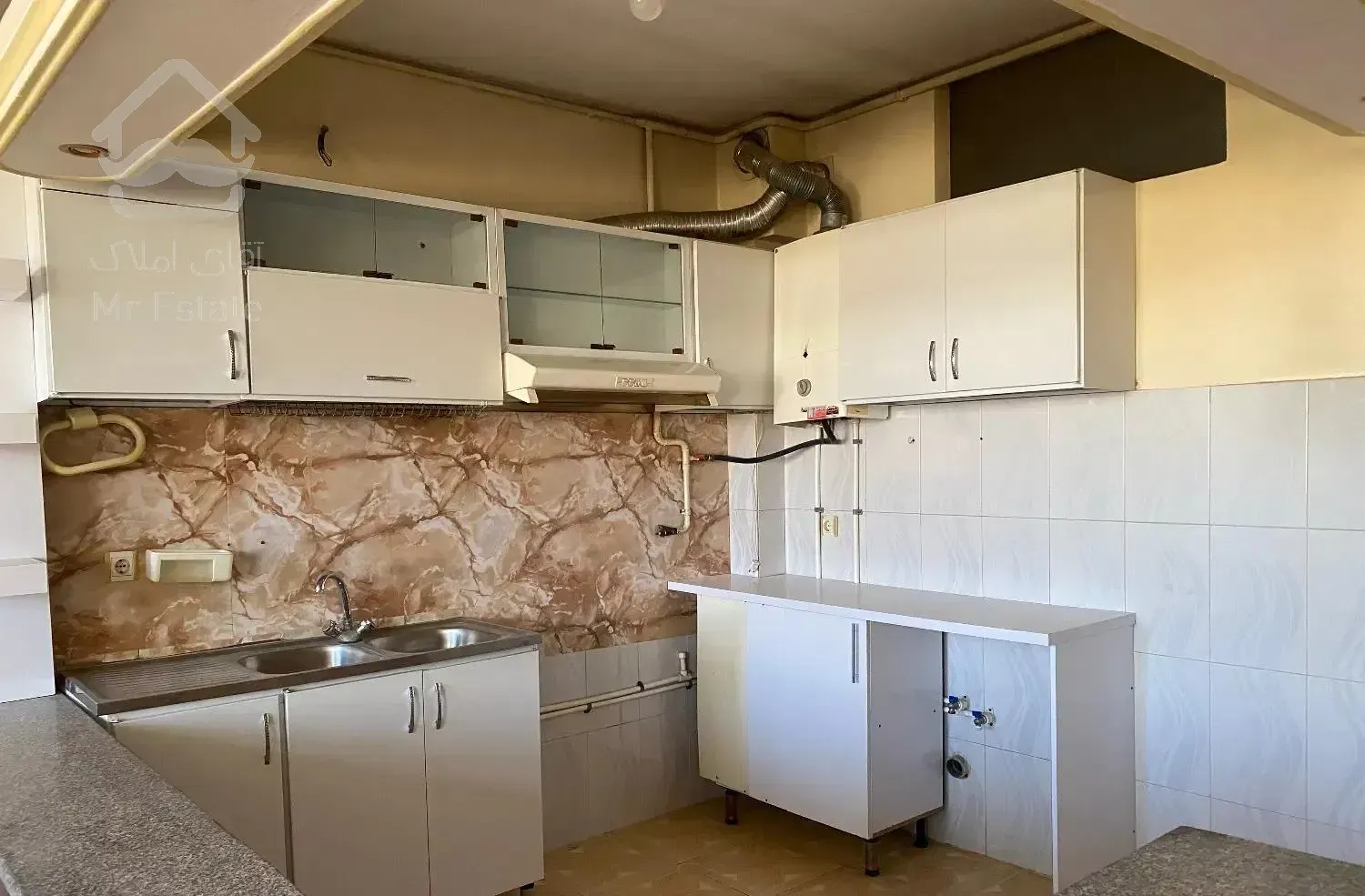 آپارتمان ۶۵متری طبقه سوم تمیز و حاشیه