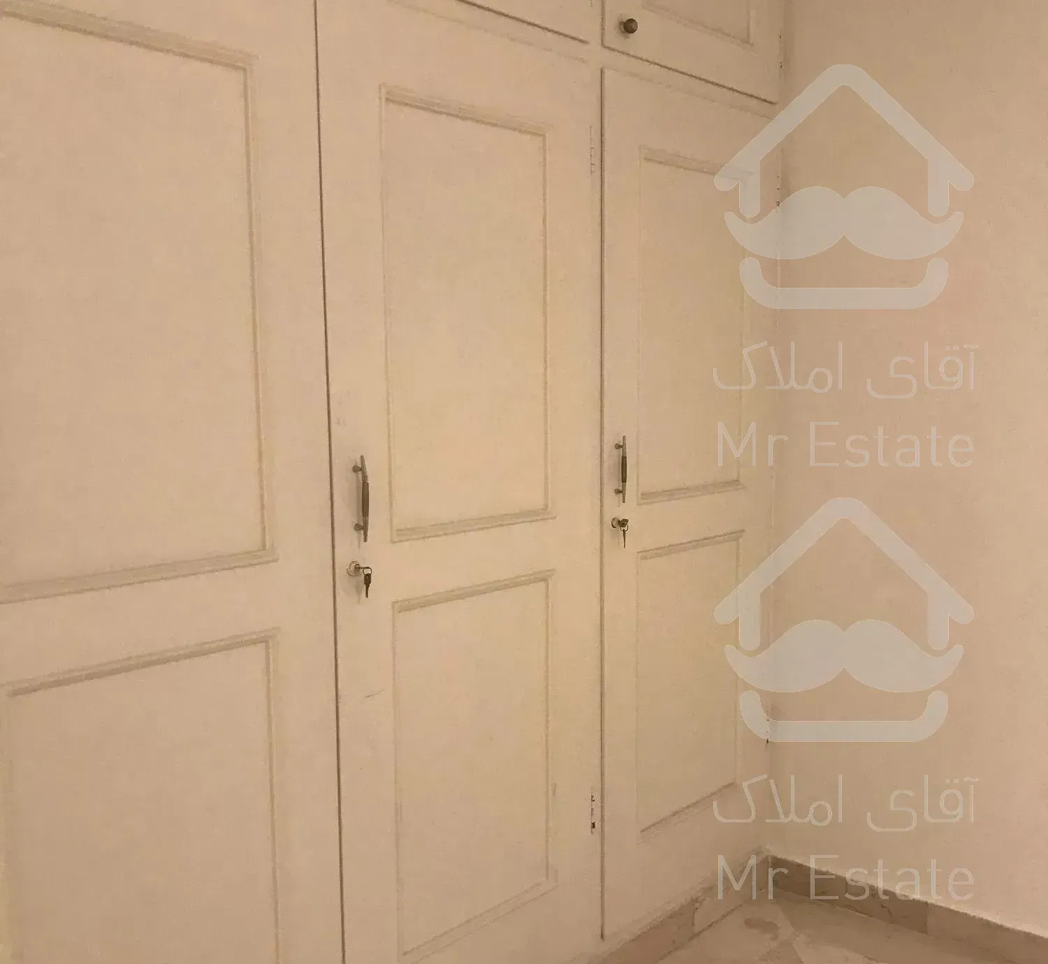 ٢٩٠متر٤خوابه ١١ساله با ٢پارکینگ