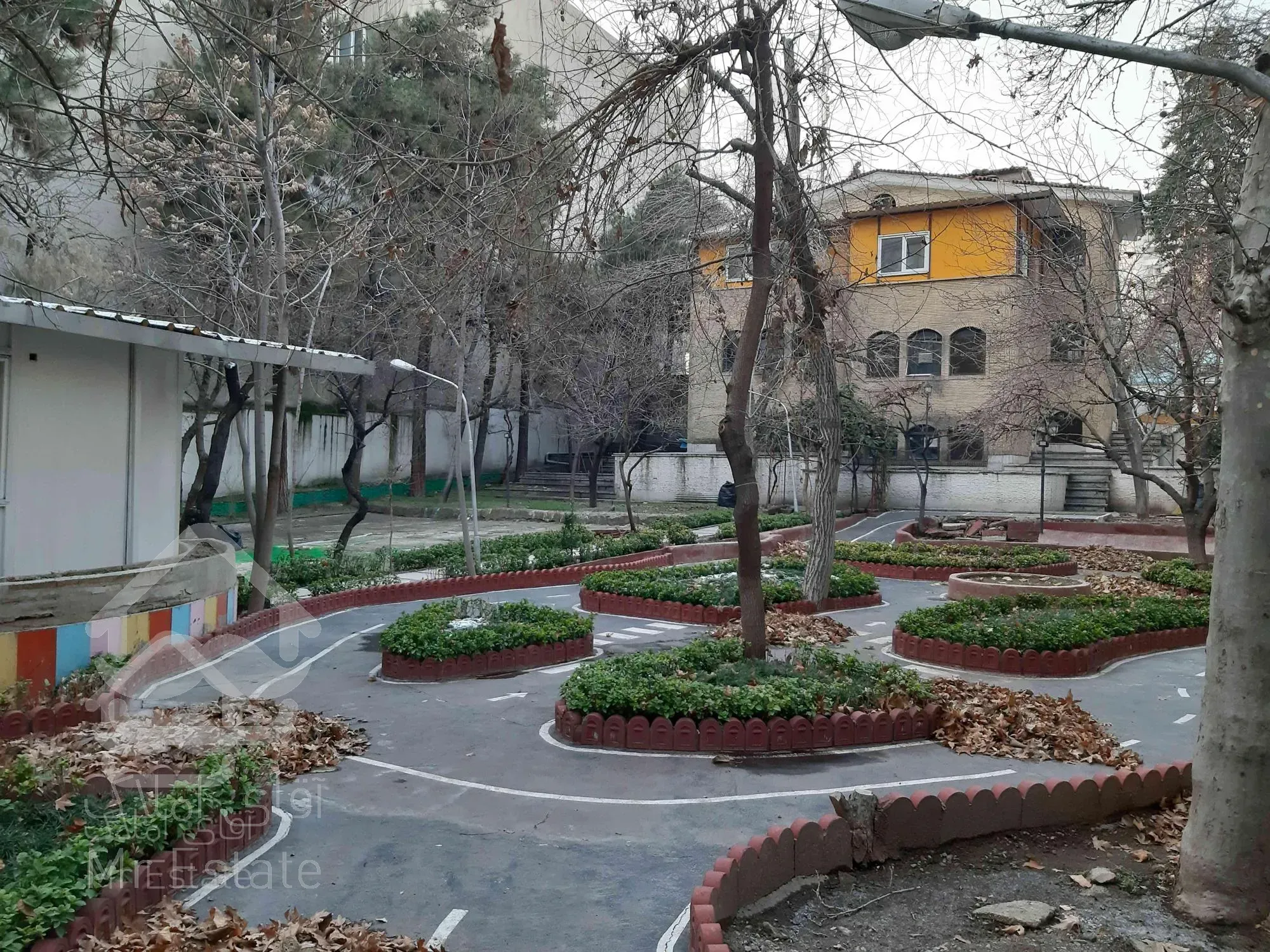 ویلا باغ ۷۰۰متر بنا اقدسیه ۵خوابه مشجر سفارت حیاط مهدکودک مدرسه