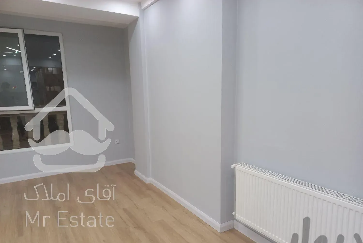 نصاب نصب قرنیز و لمینت وتاشو وترمو ودرب چوبی