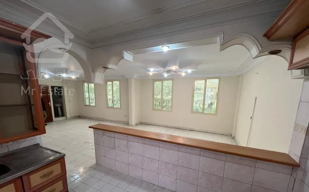 ۱۰۰ متری بر محلاتی/مسکونی موقعیت اداری/پارکینگ دار