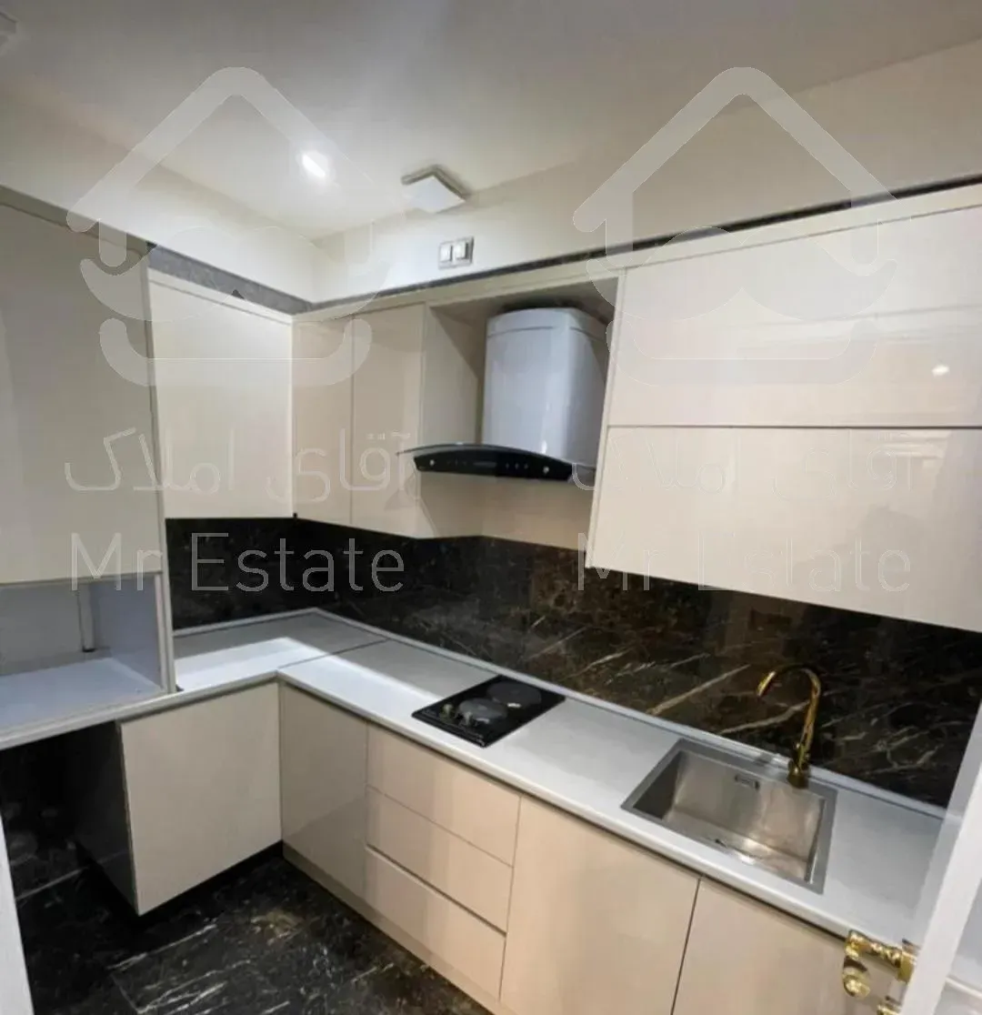 ۹۰۰ متر اداری با ۳۰ عدد پارکینگ