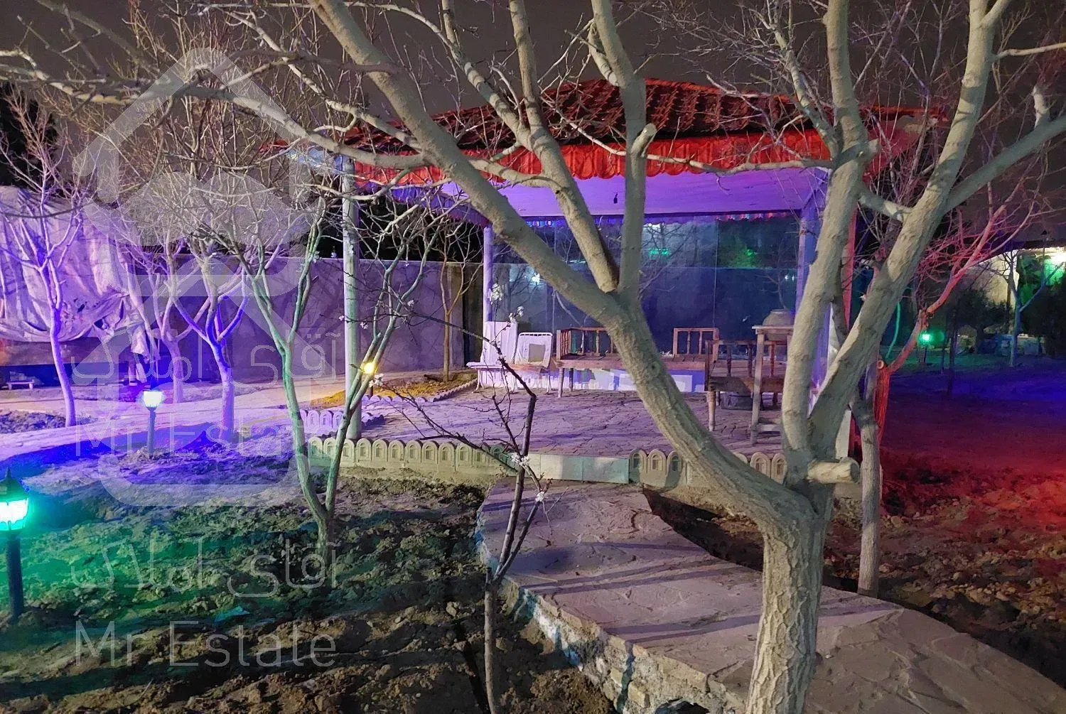 ویلا نوساز با استخر اب گرم سرپوشیده ، داخل شهر