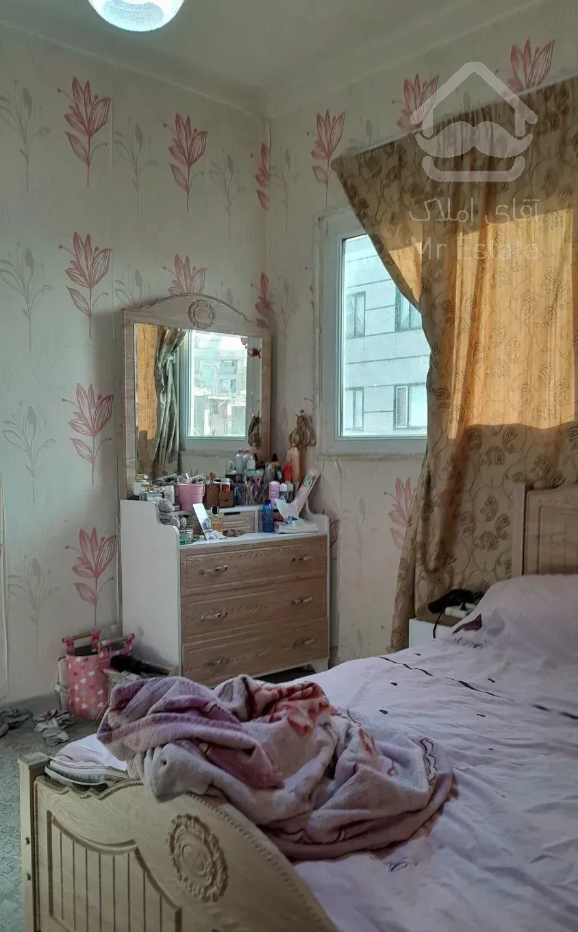 فروش آپارتمان ۱۰۰ متری ۲ خوابه طبقه ۳ در میدان حر