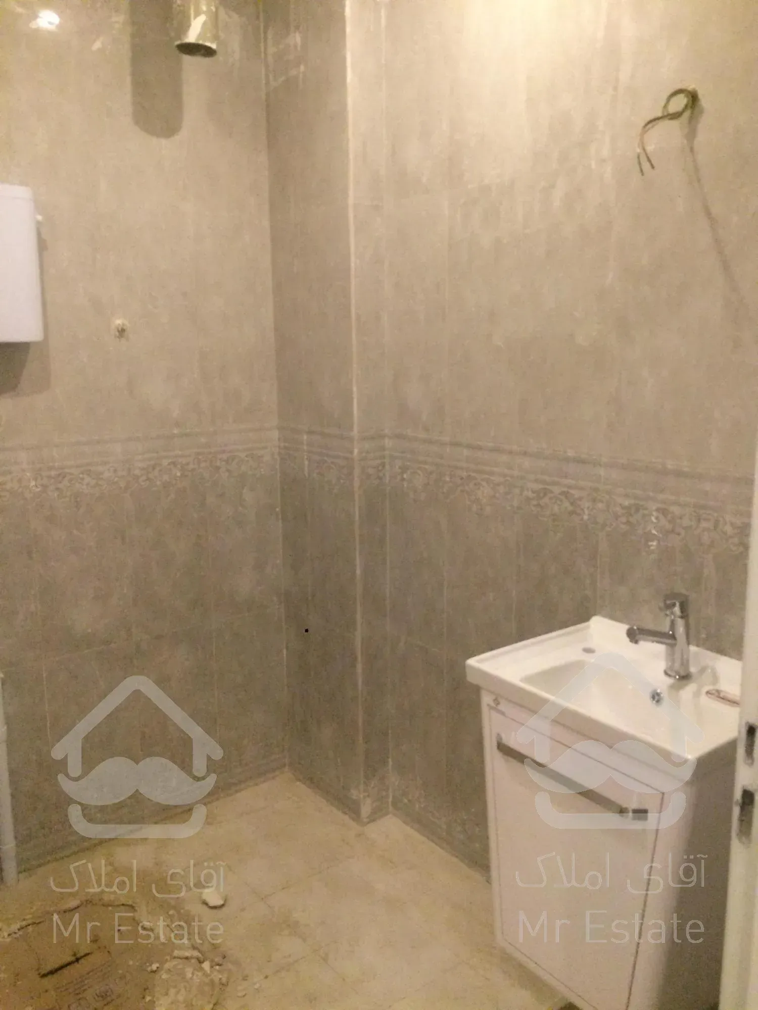 ۱۴۰متر نوساز عالی صادقیه شمال فردوس شرق