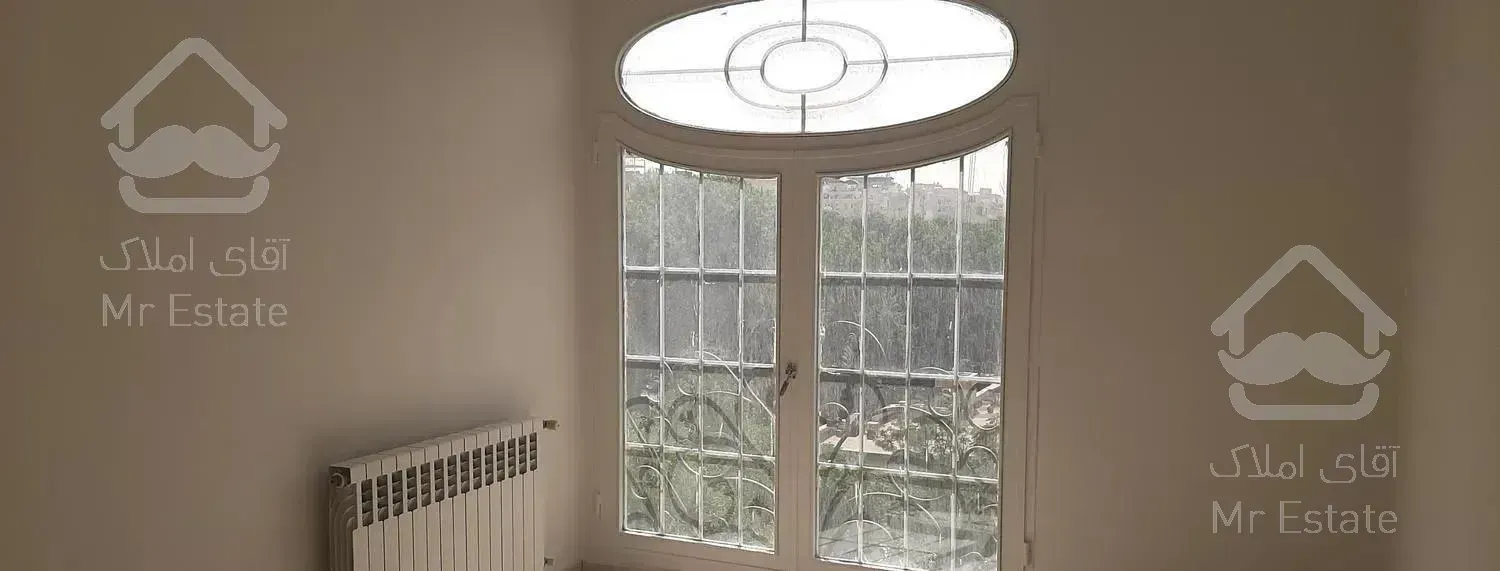 فقط زوج جوان آپارتمان