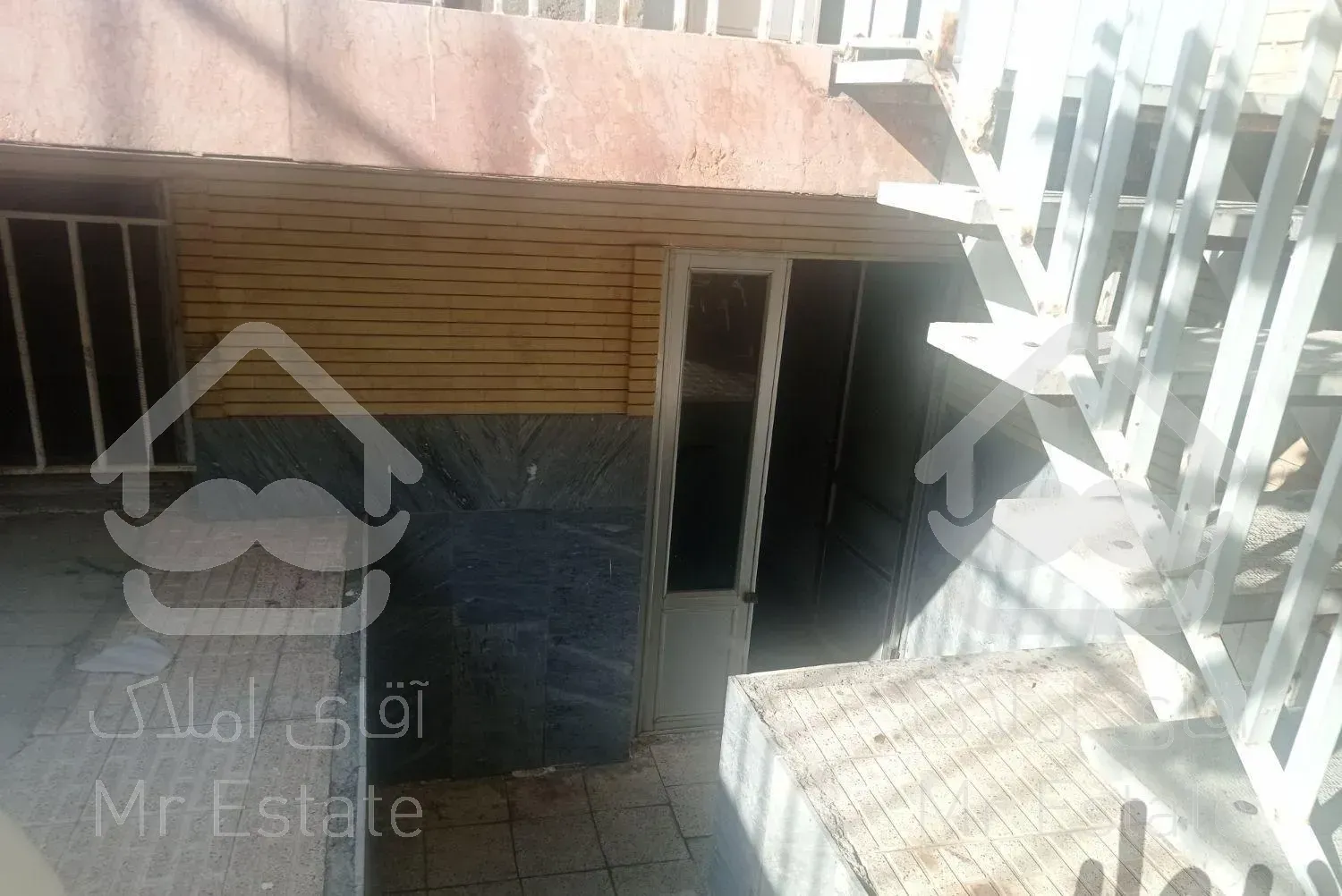 خونه حیاط دار تقریبا ب خانواده های 3نفره با بچه