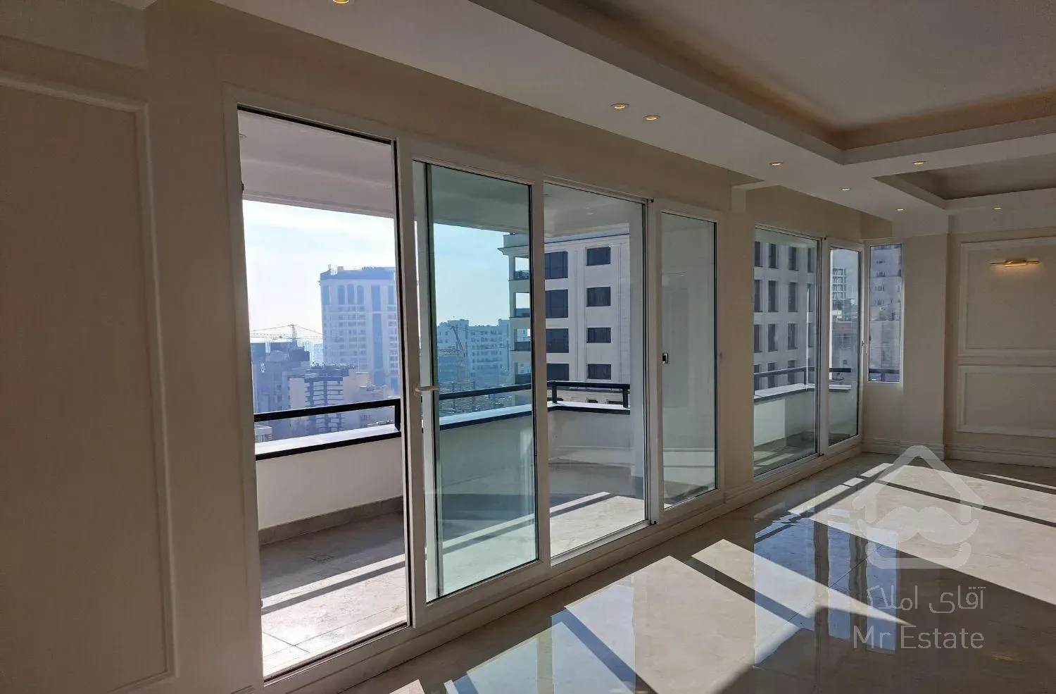 ۳۰۰متر ۳خواب زعفرانیه۴۰متر تراس ویو ابدی نوساز