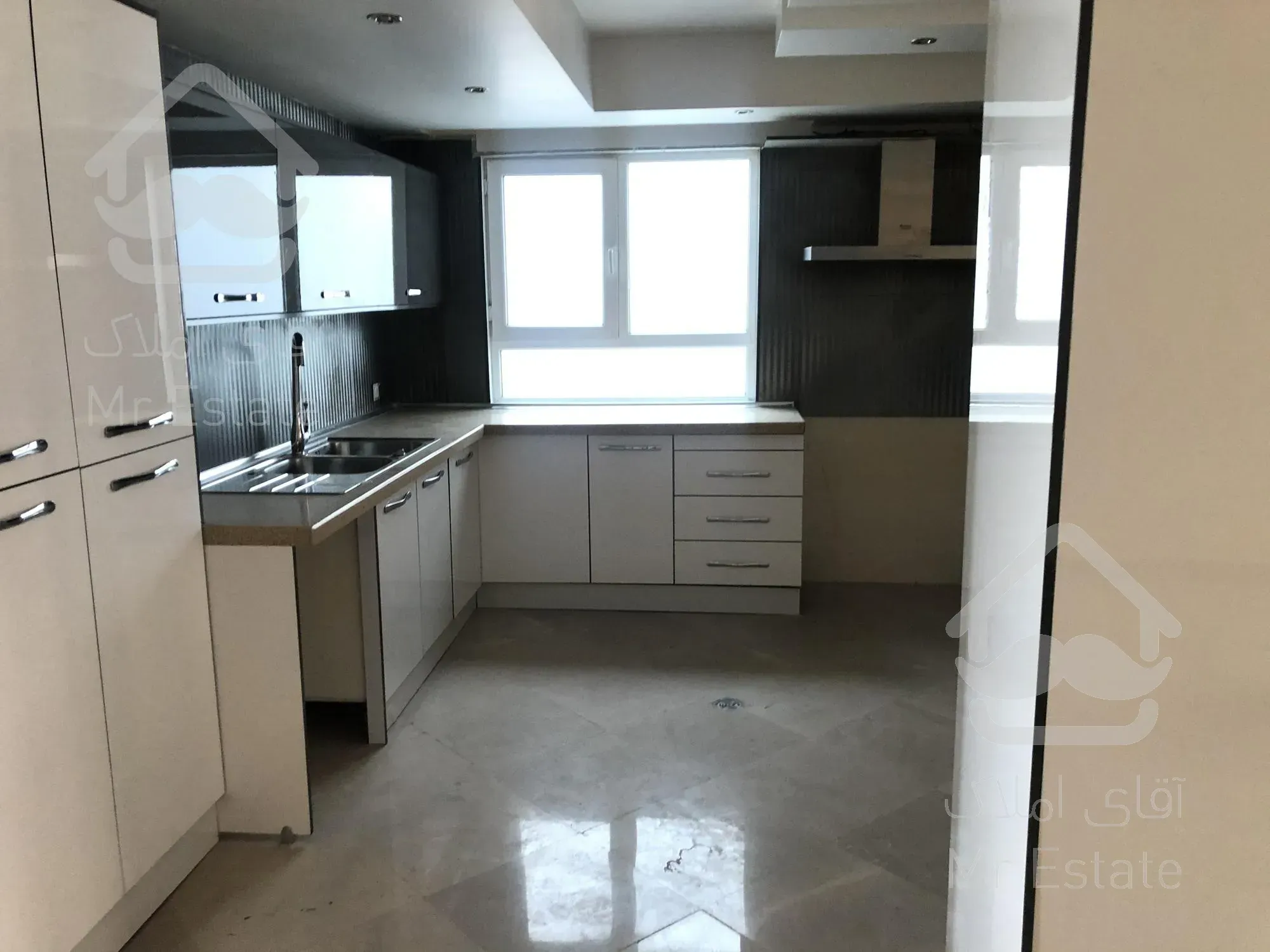 رهن و اجاره آپارتمان ۲۱۵ متری ۴ خوابه نیاوران