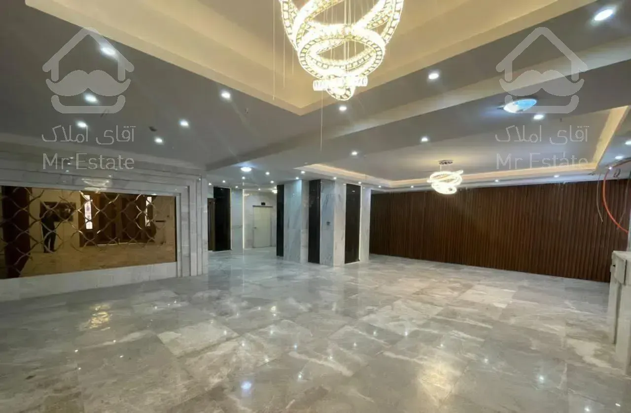 ۳۳۰ متر  و با ارزش  نقطه کامرانیه