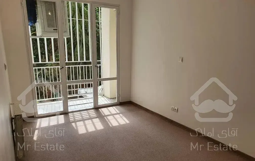 ۱۵۰ متر، خیابان ولیعصر پائین‌تر از پارک ساعی