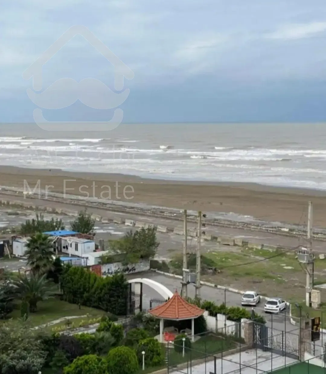 آپارتمــان ۹۷ متـری بلــوار دریا یک قدمی ساحـل