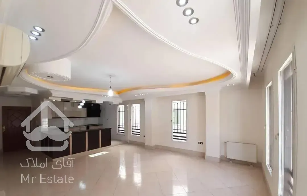 ۹۰متر۲خواب/طبقه اول/۷۰مترحیاط/پارکینگ سندی/۱۱شرقی