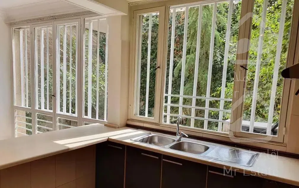 ۱۵۰ متر، خیابان ولیعصر پائین‌تر از پارک ساعی