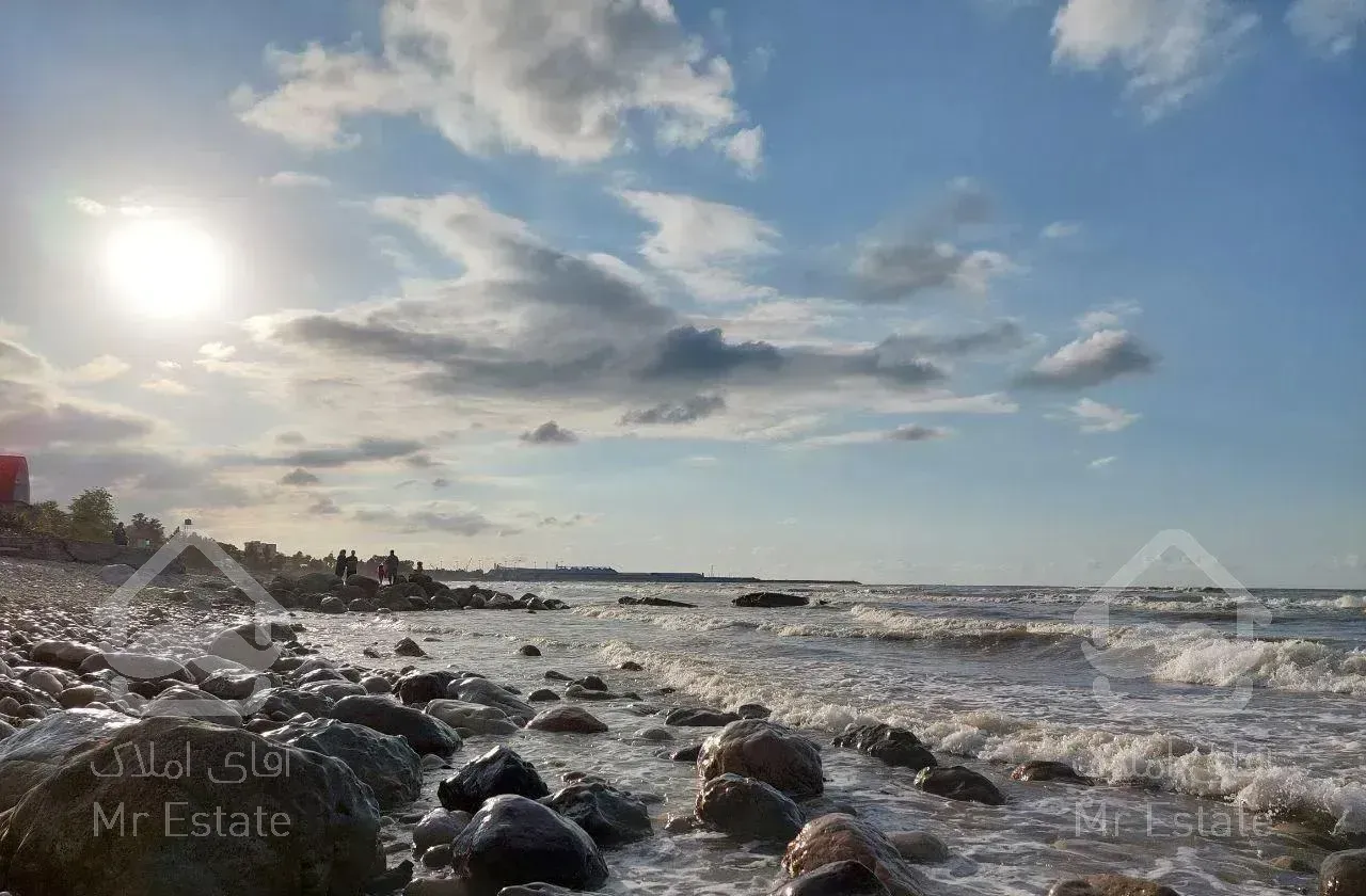 ویلای چسبیده به دریا  * قو *