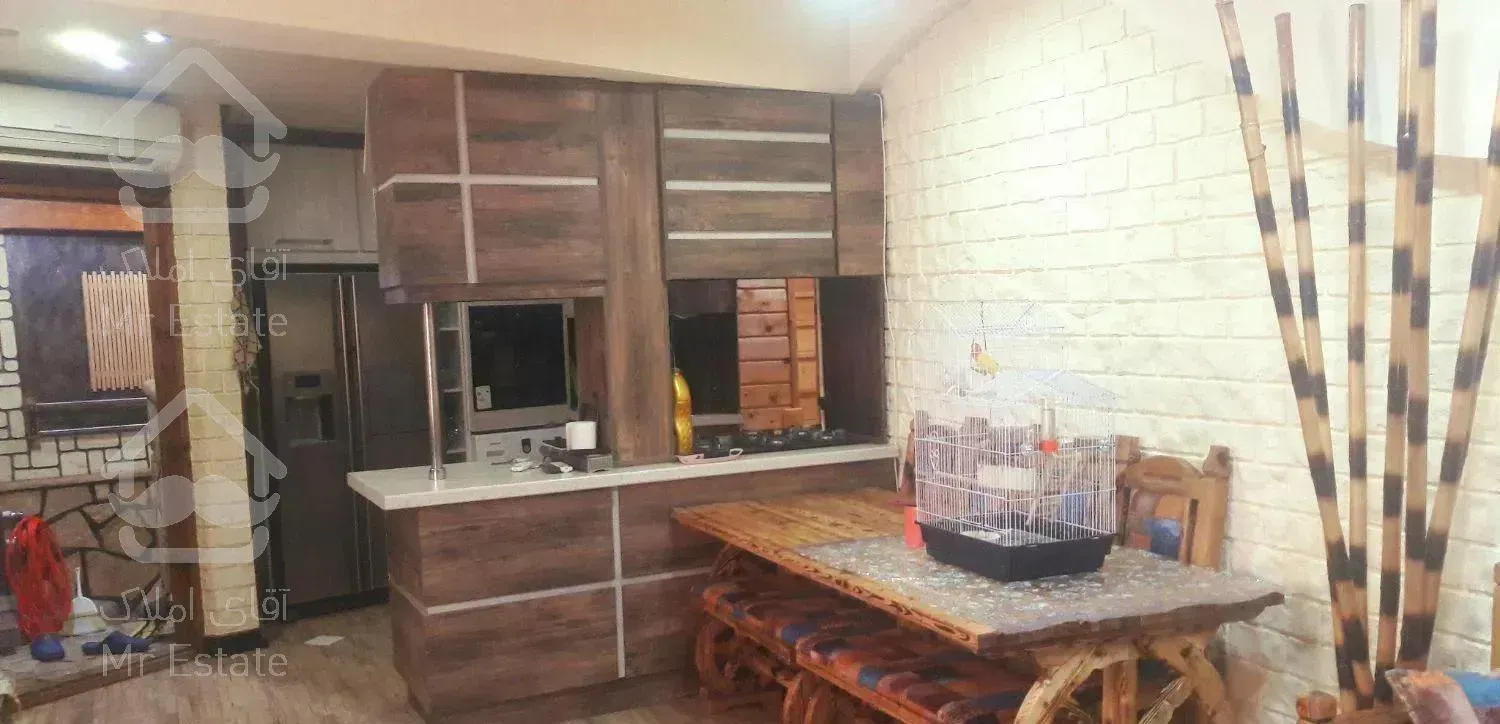 ویلا چوبی جنگلی با آبشار داخل پذیرایی