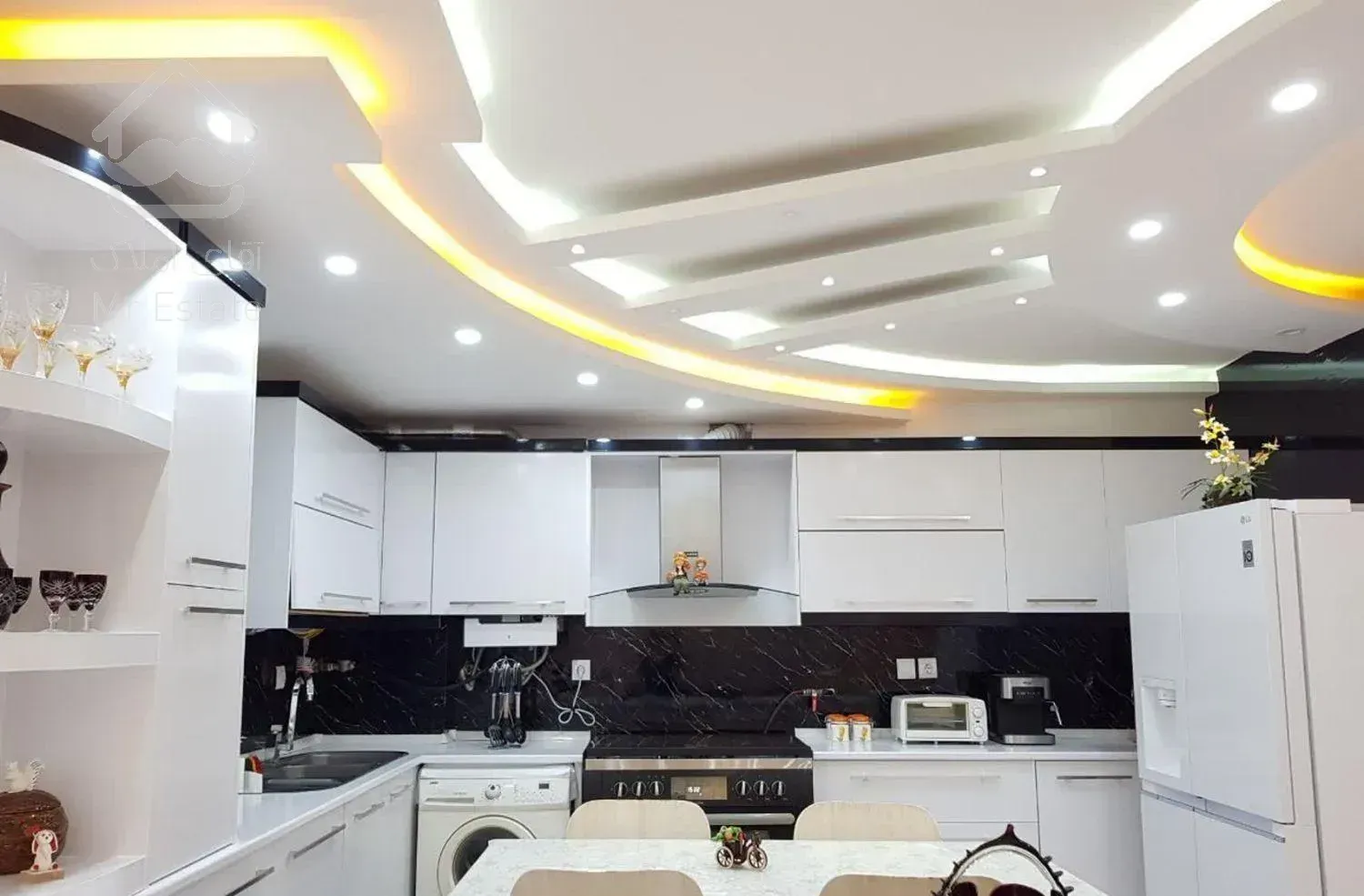 اجاره آپارتمان ۱۳۰ متری ۳ خوابه طبقه ۲ در بهارستان