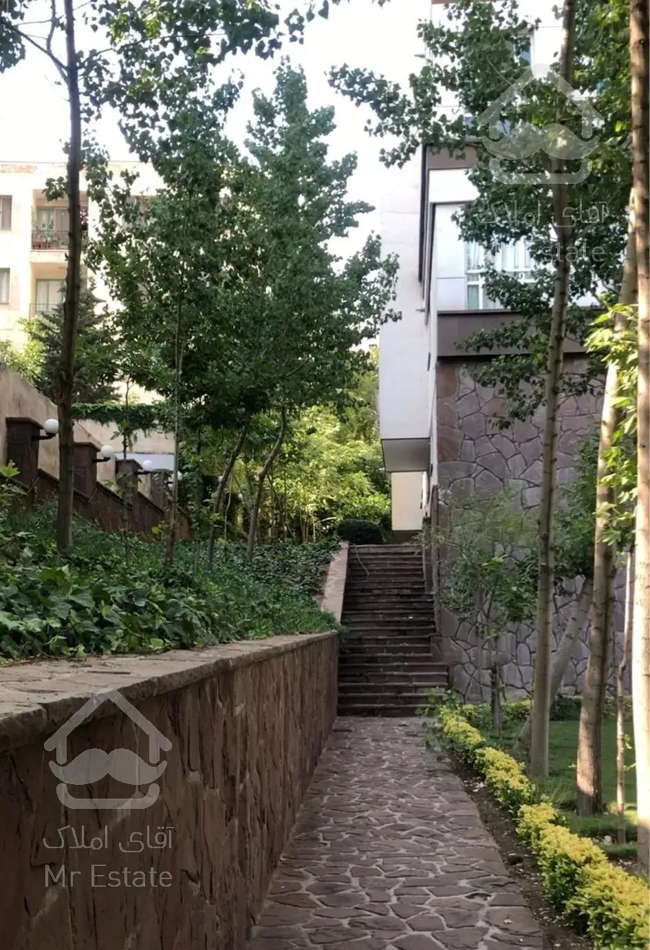 ۹۰ متر برج باغ ۳۰۰۰ متر حیاط مشجر