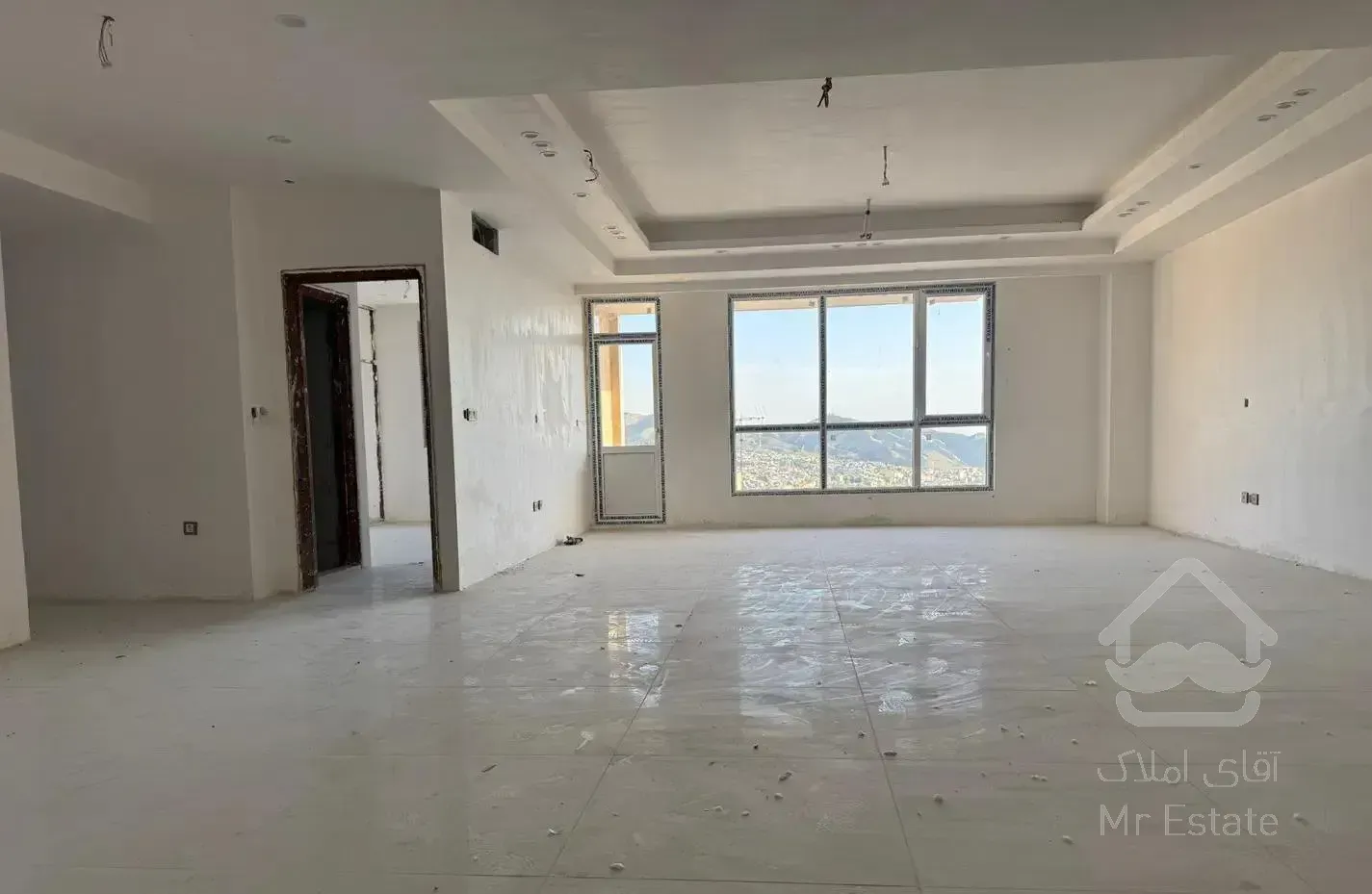 ۱۴۵متر ، نوساز و کلید نخورده / بالای میدان اسبی