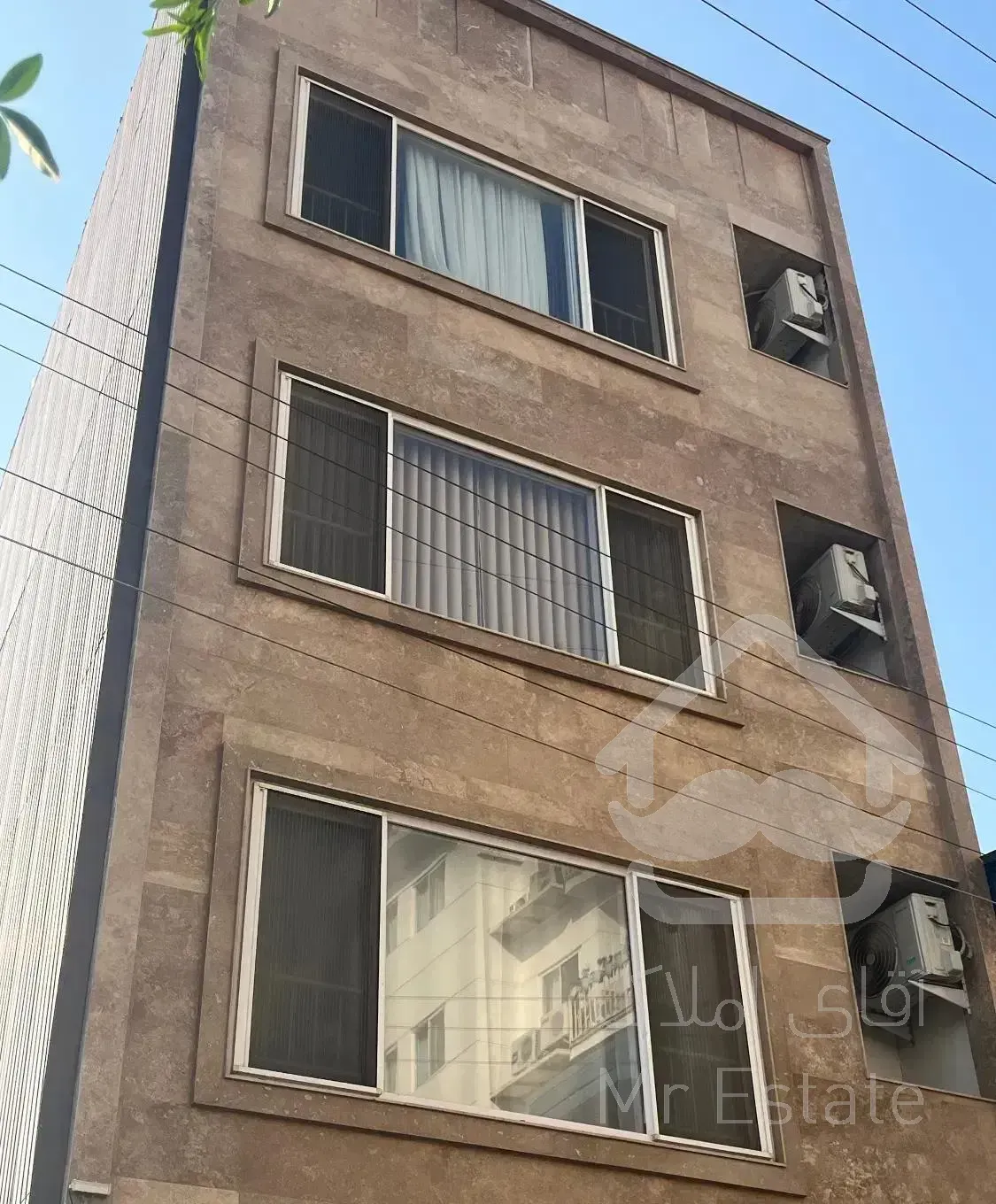 تنهاتر آپارتمان با زمین