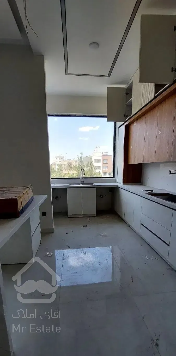 اوایل دانشجو/یک سال ساخت