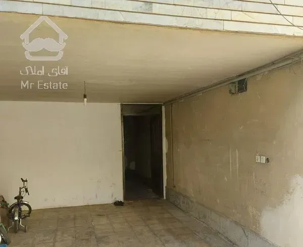 سویت با دو اتاق و حیاط خلوت در  پارکینگ  همکف