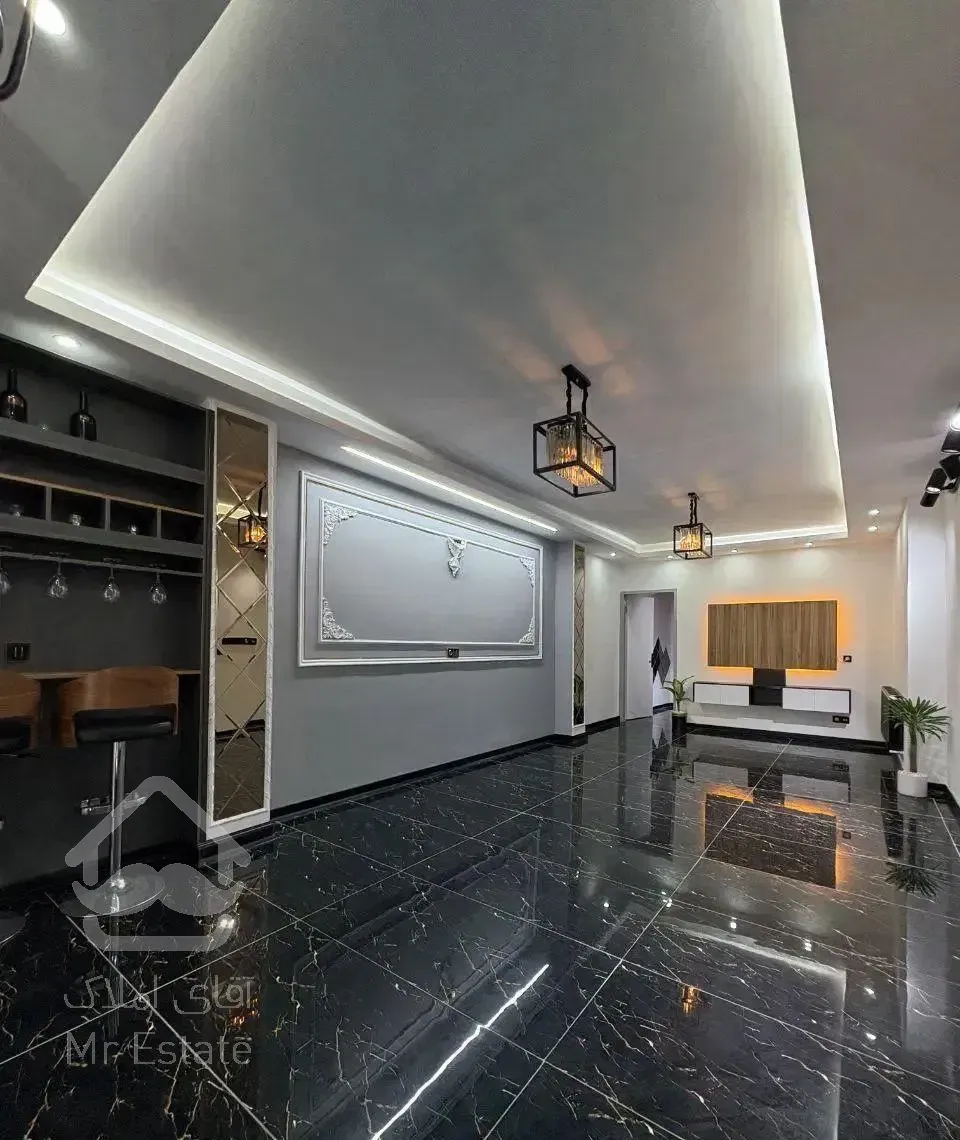 آپارتمان 73متری با 10متر حیاط اختصاصی و کافه بار