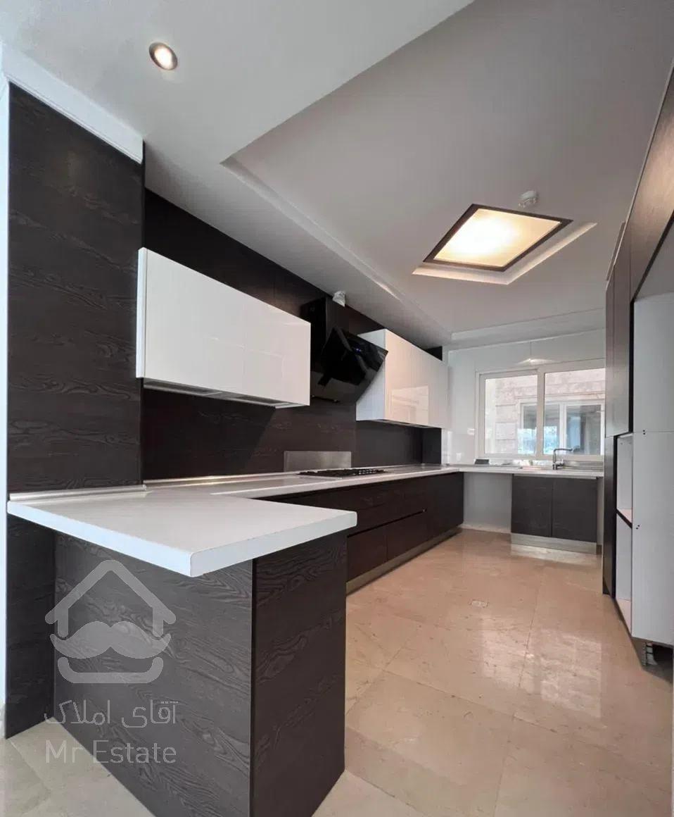 ۲۰۰ متر  شمال کاخ