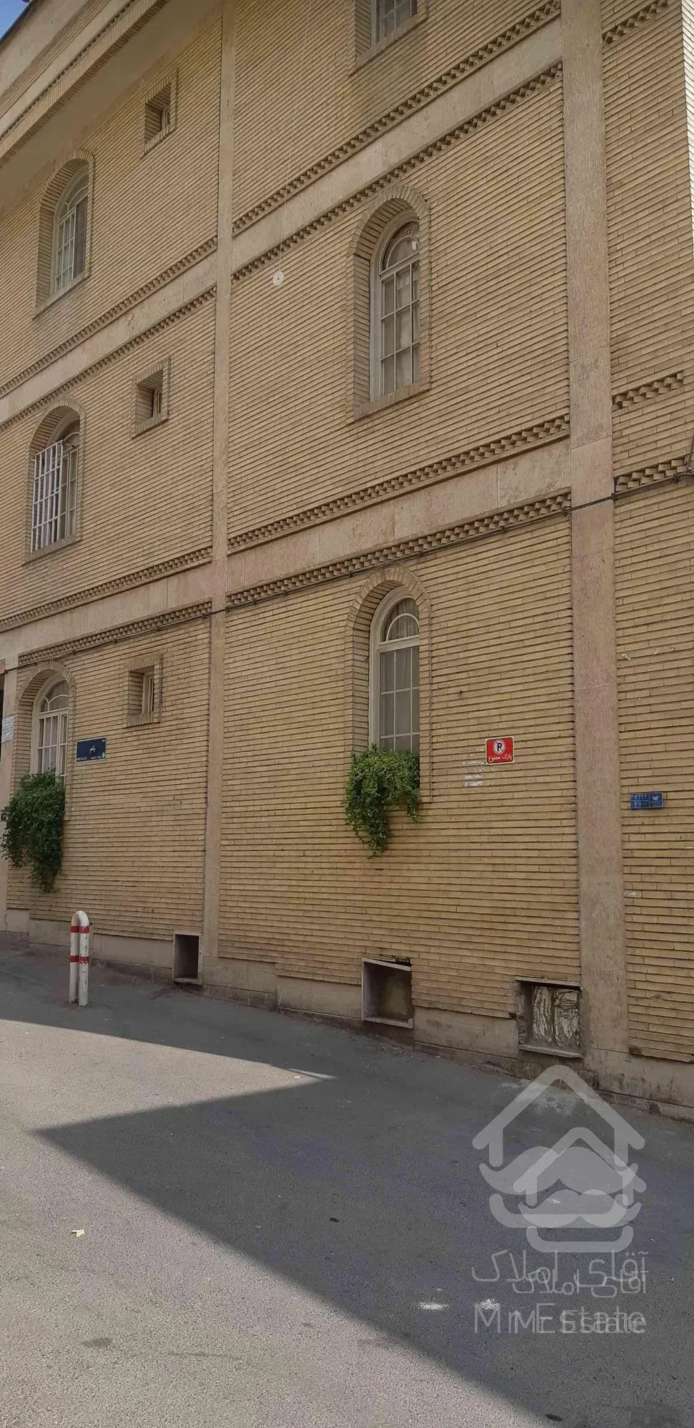 ساختمان  آجودانیه ۵واحد۱۳۸ متری