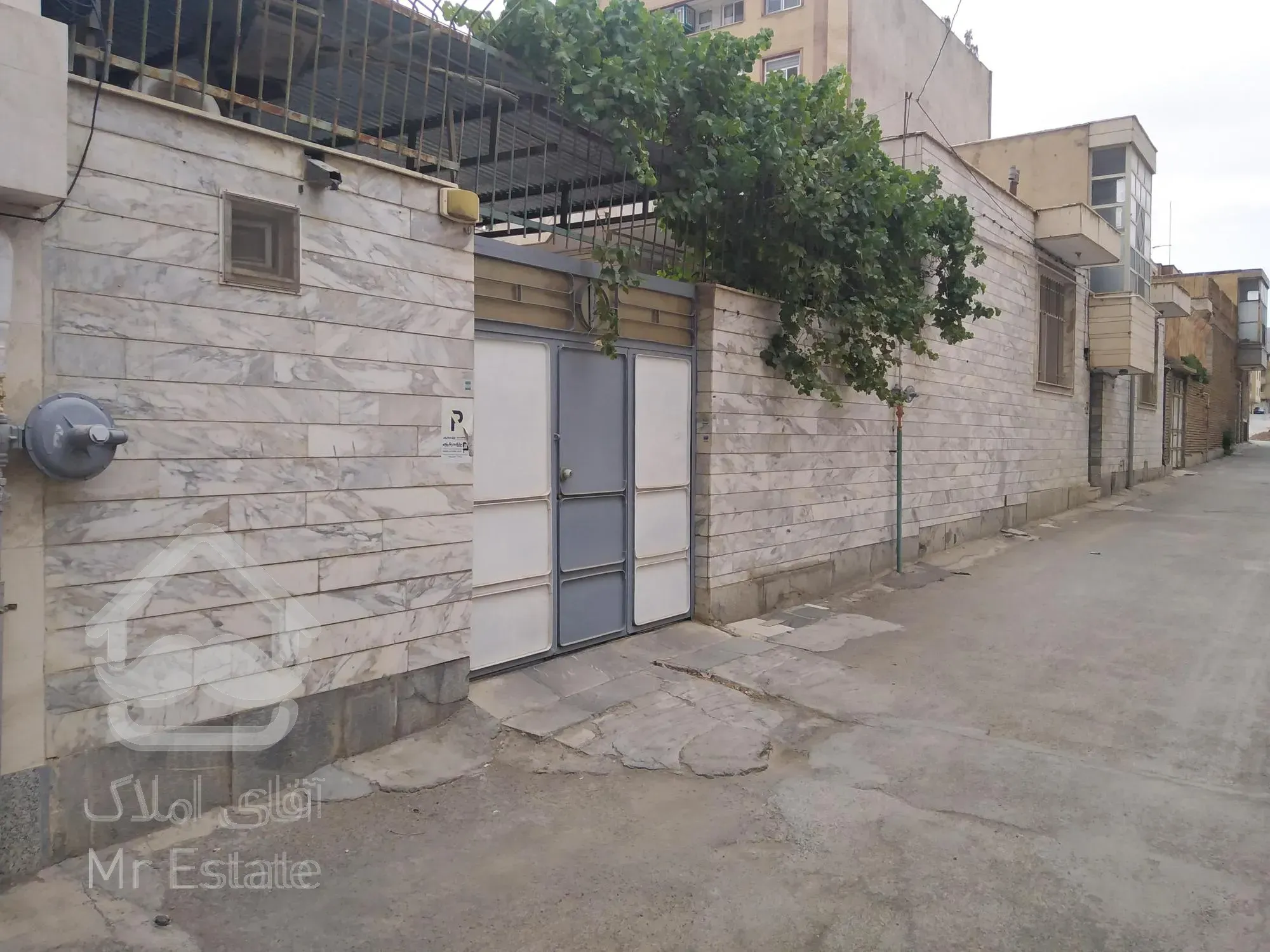 فروش منزل مسکونی در بهترین نقطه شهر