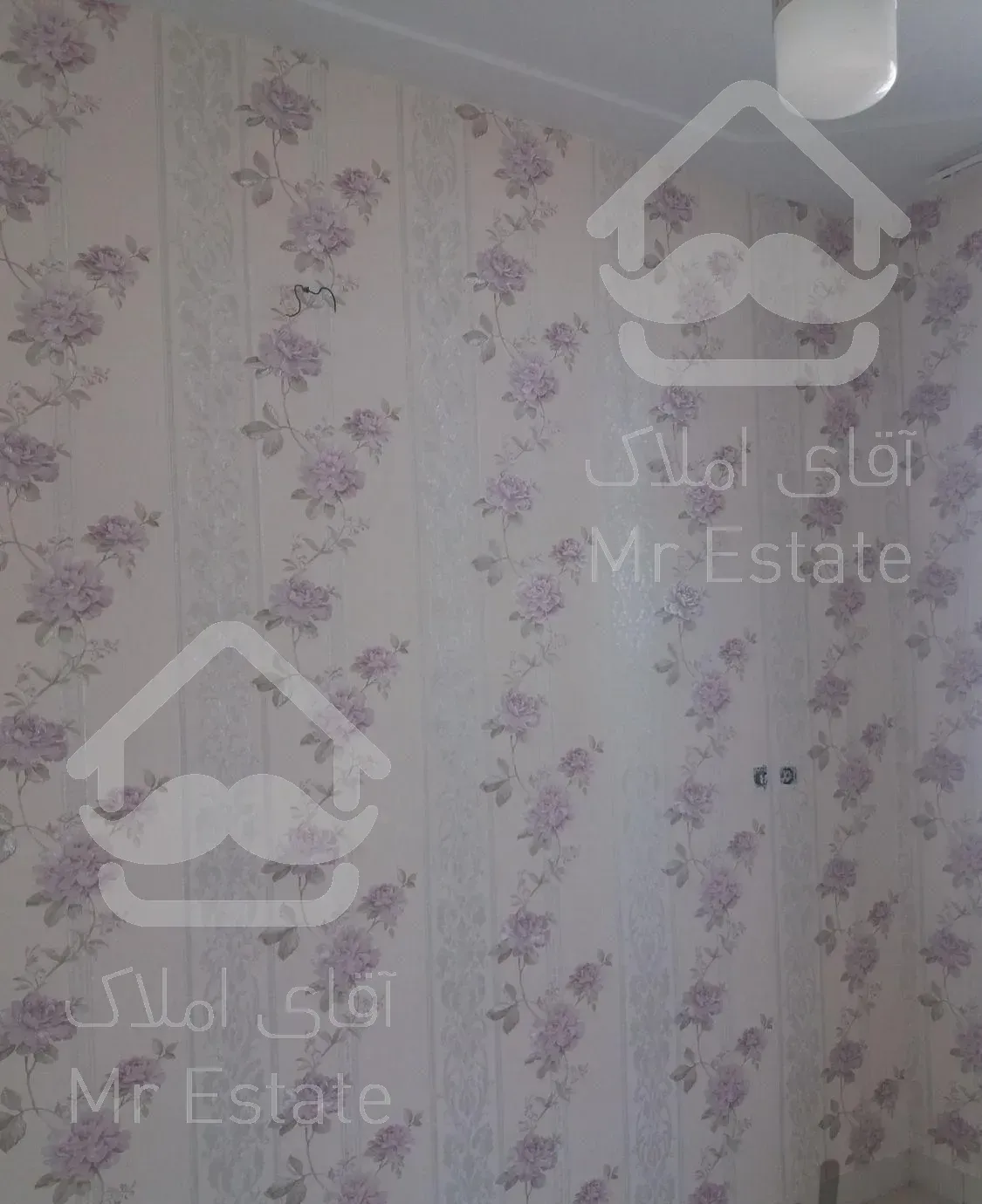 نصاب کاغذ دیواری