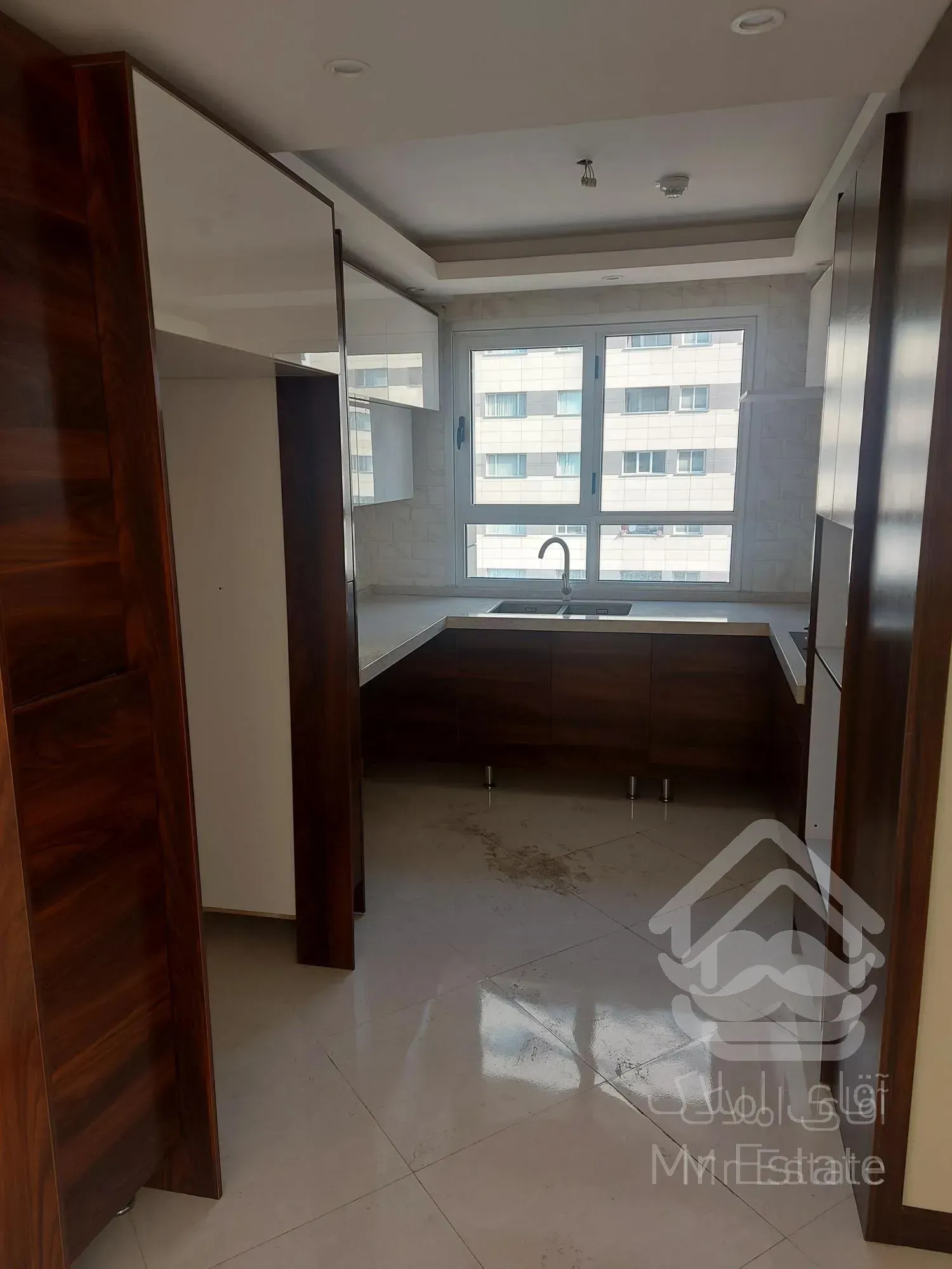 ۱۱۹ متری دریاچه با تراس سر تا سری