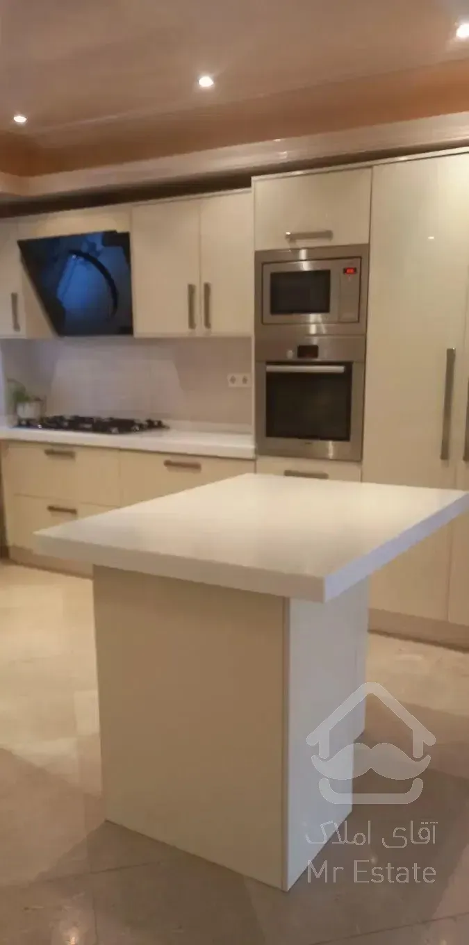 واحد ۱۳۰متری بسیار تمیز وخاص /در لوکیشن بی نظیر