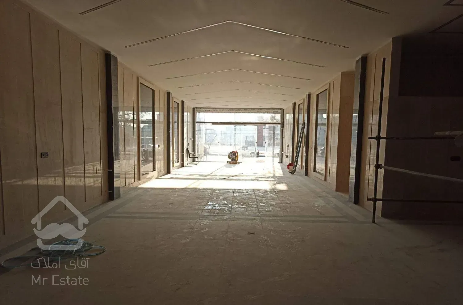 ملکیت. پنج واحد با مغازه ۲۰۰ متری نوساز. بر ادارات