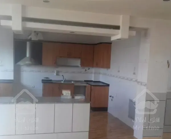 اپارتمانی 120 متر  همکف کامل پارکینگ