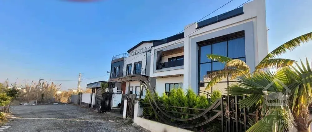 ویلا استخردار ۳۵۰ متری ۴ خوابه ساحلی محمودآباد