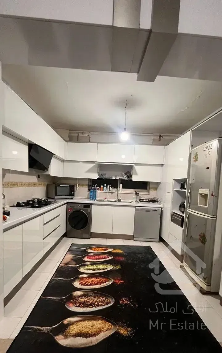 آپارتمان صد متری بین دروازه بابل و ساعت