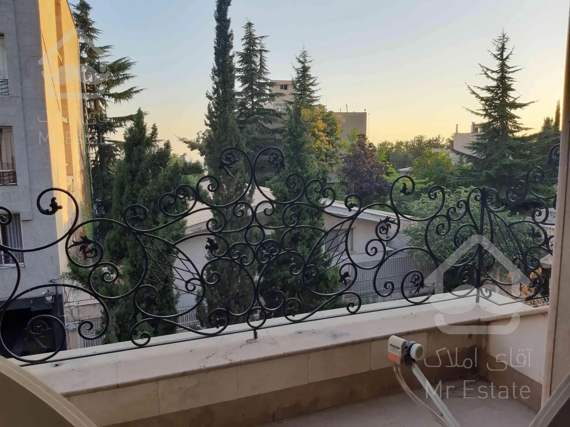 ویلا ۸۰۰متر بنا ۴۰۰متر زمین اقدسیه گلستان نوساز فرنیش فول امکانات تراس